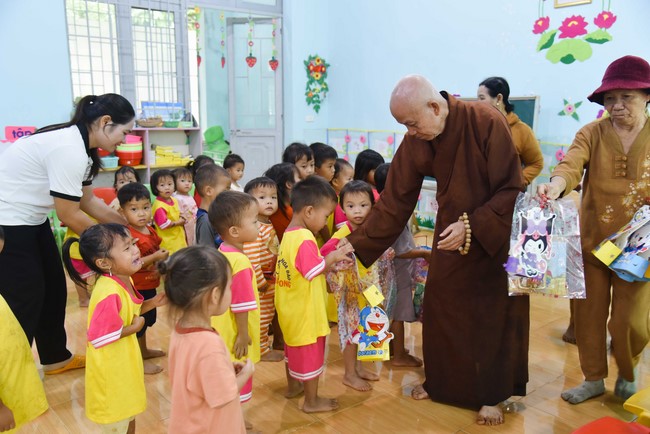 Ban Từ thiện: Tặng quà Trung Thu cho các em học sinh ở Đắk Som, Đăk Nông